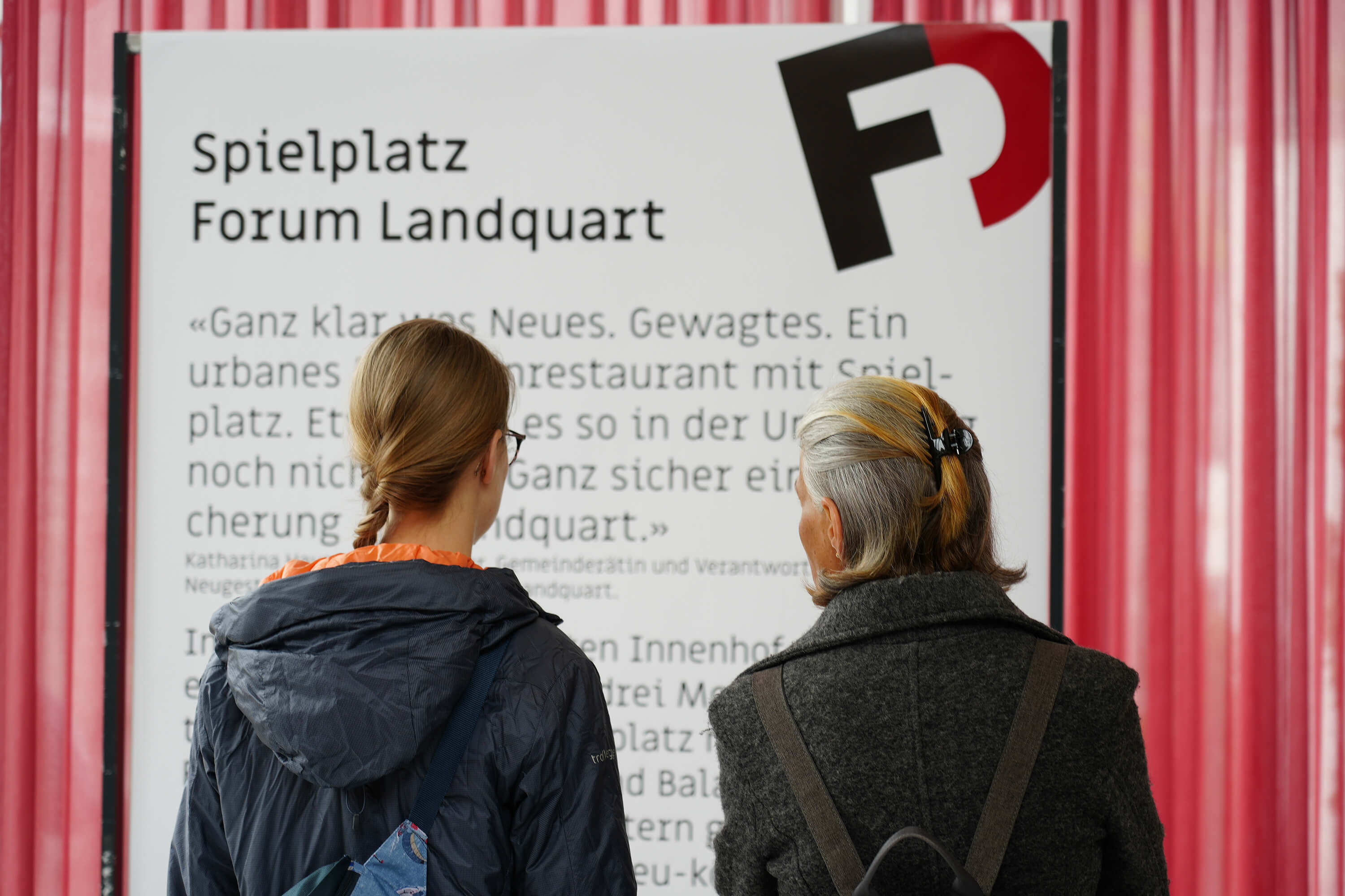 Interessierte Besucherinnen lesen über die Geschichte des Forums Landquart - Foto von beba it. web. grafik., Landquart